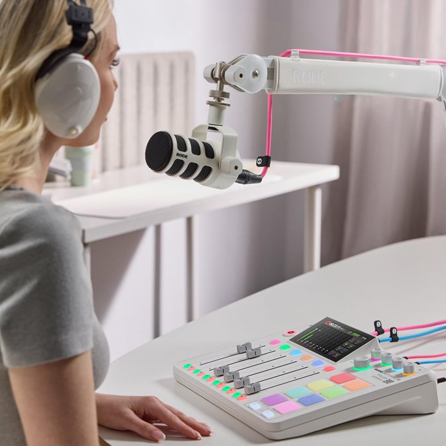 Rode Podmic USB XLR Dynamisches Sprecher-Mikrofon Weiss mit keepdrum MS138WH Gelenkarm-Stativ Weiss