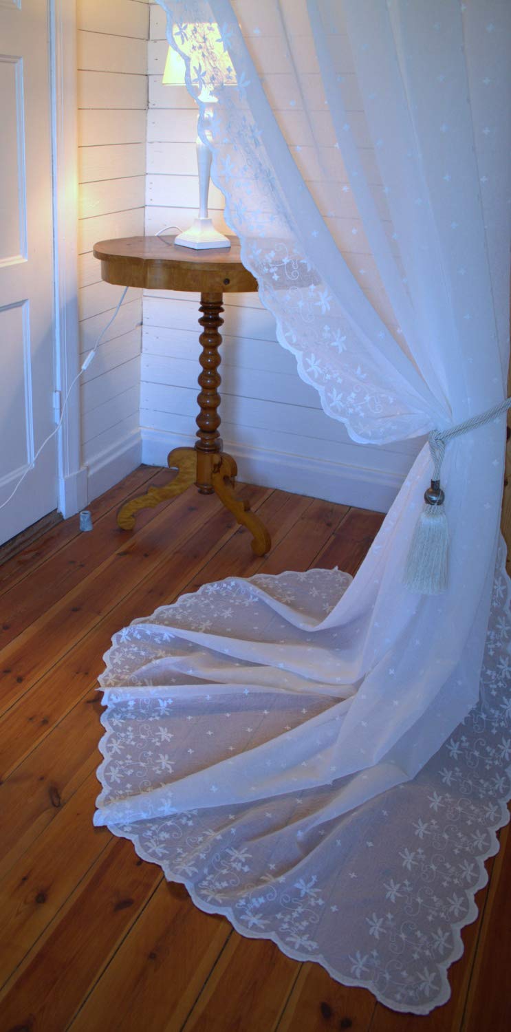 Gardinenschal Kaya WEIß Bestickt 130x250 cm – Romantischer Landhaus-Vorhang mit Bändern, Shabby Chic Store & Dekoschal, feine Spitze für Wohnzimmer & Schlafzimmer, 1 Stück