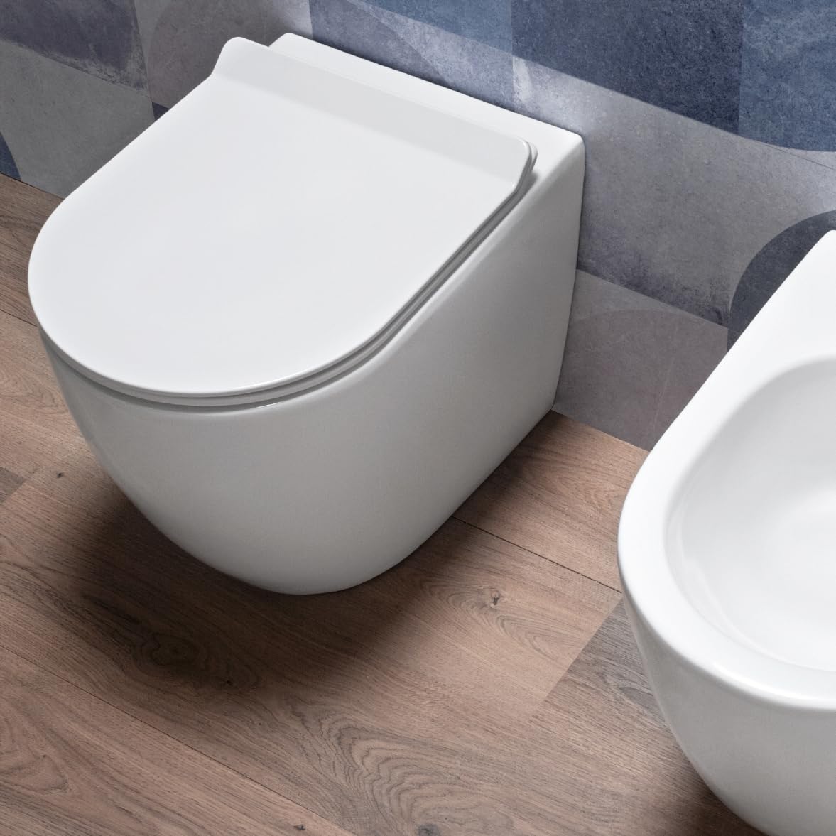 Coppia Sanitari bagno a terra in Ceramica Bianco Lucido - WC Rimless, Bidet, Sedile Soft Close, Sgancio Rapido, Risparmio Idrico, Fissaggi Inclusi, Installazione Parete o Pavimento - Mod.WhiteFloor 1