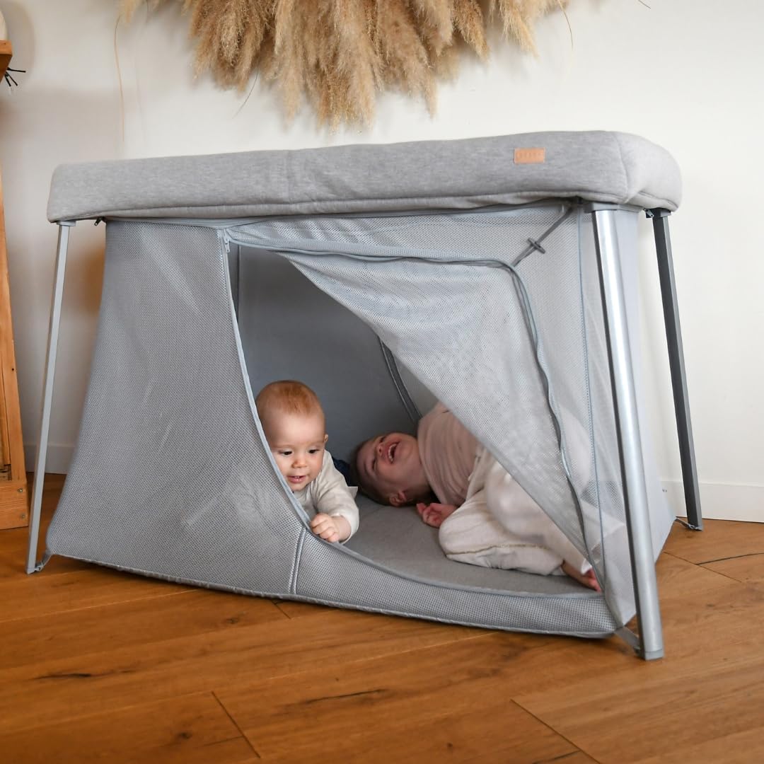 BÉABA, Lettino Da Viaggio 3 In 1, Culla Per Bambini, Letto Elevabile,Parco Giochi, Evolutivo,Leggero 6,8 kg, Pieghevole, Compatto,Borsa e Materasso Inclusi, Traspirante, Tessuto Oeko-Tex, Grigio Brezo