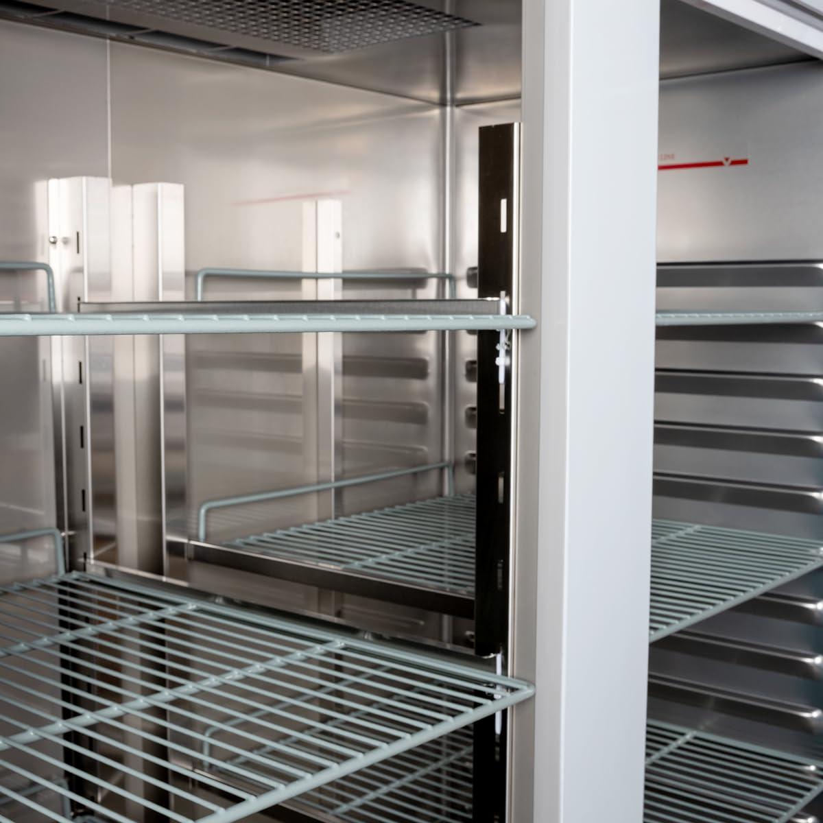 Beeketal Gastro Edelstahl Kühlschrank KS-1230B – 2-türiger Gewerbekühlschrank 978L mit Umluftkühlung, Digitale Steuerung, Energieklasse C, Profi Gastronomie Kühlschrank vollständig montiert