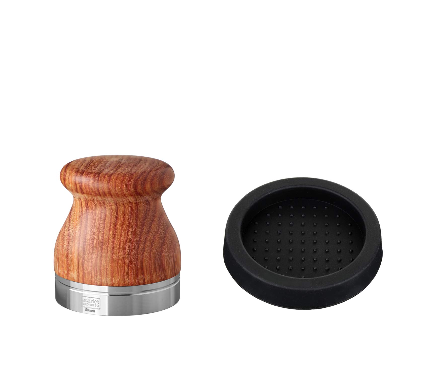 Scarlet espresso | Tamper »Comodo« per barista; con manico ergonomico in legno pregiato a scelta e base di precisione in acciaio inox (58 mm, legno di sandalo – rosso + vassoio per pressa)