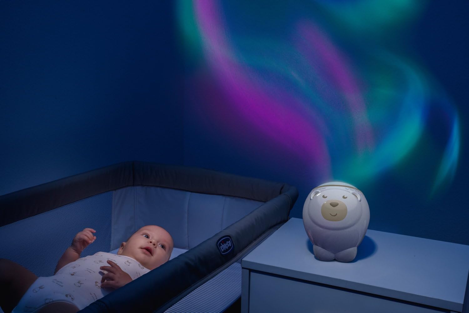 Chicco Projecteur Ours Polaire 2en1, Veilleuse bébé Pour berceaux, lits d'enfant et chevets Next2Me, projection d'une aurore boréale, 30 minutes de musique classique, sons de la nature, 0 mois et plus