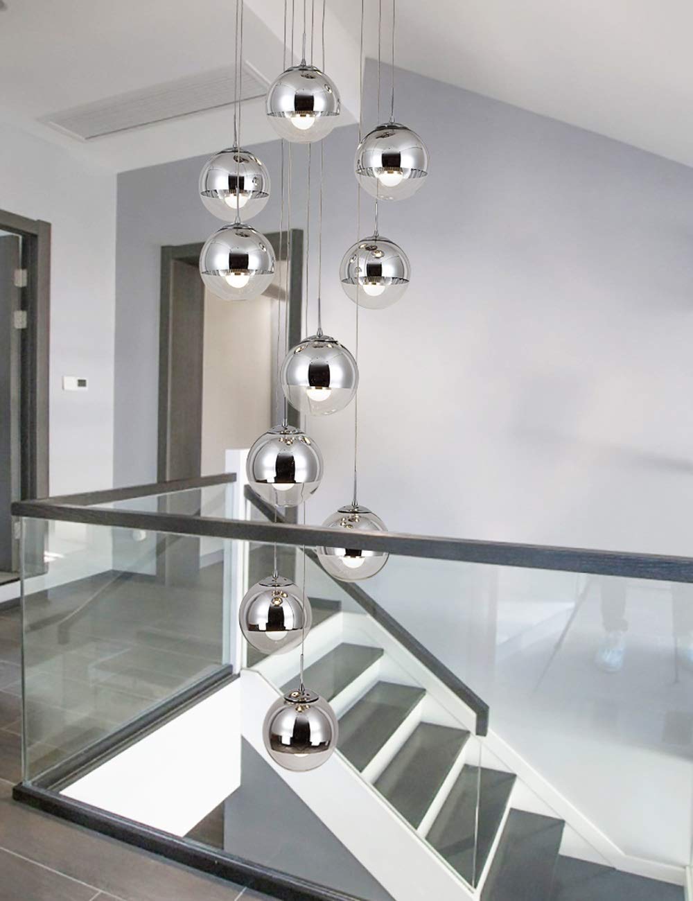 Lustre de luxe pour villa avec globes en verre et finitions contemporaines