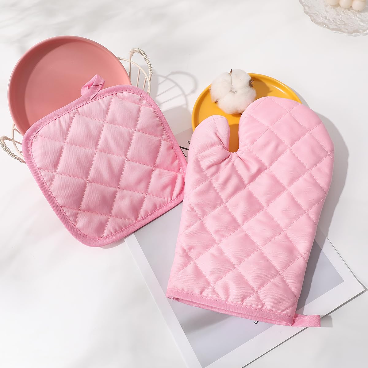 Set di 4 guanti da forno e presine rosa resistenti al calore (2 guanti + 2 imbottiture), in poliestere trapuntato a doppio strato, accessori da cucina per cottura e cottura