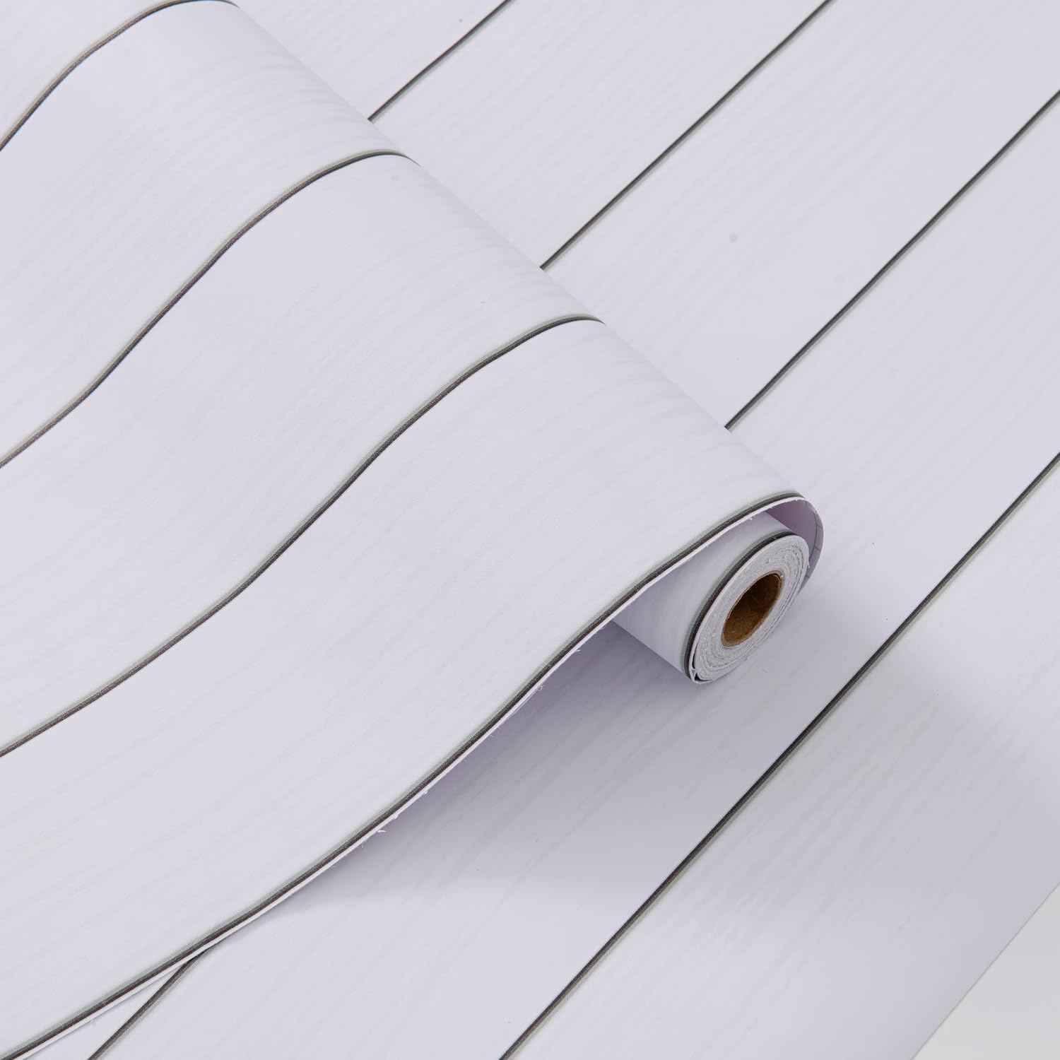 Papier peint blanc effet bois pour relooker un meuble usé facilement