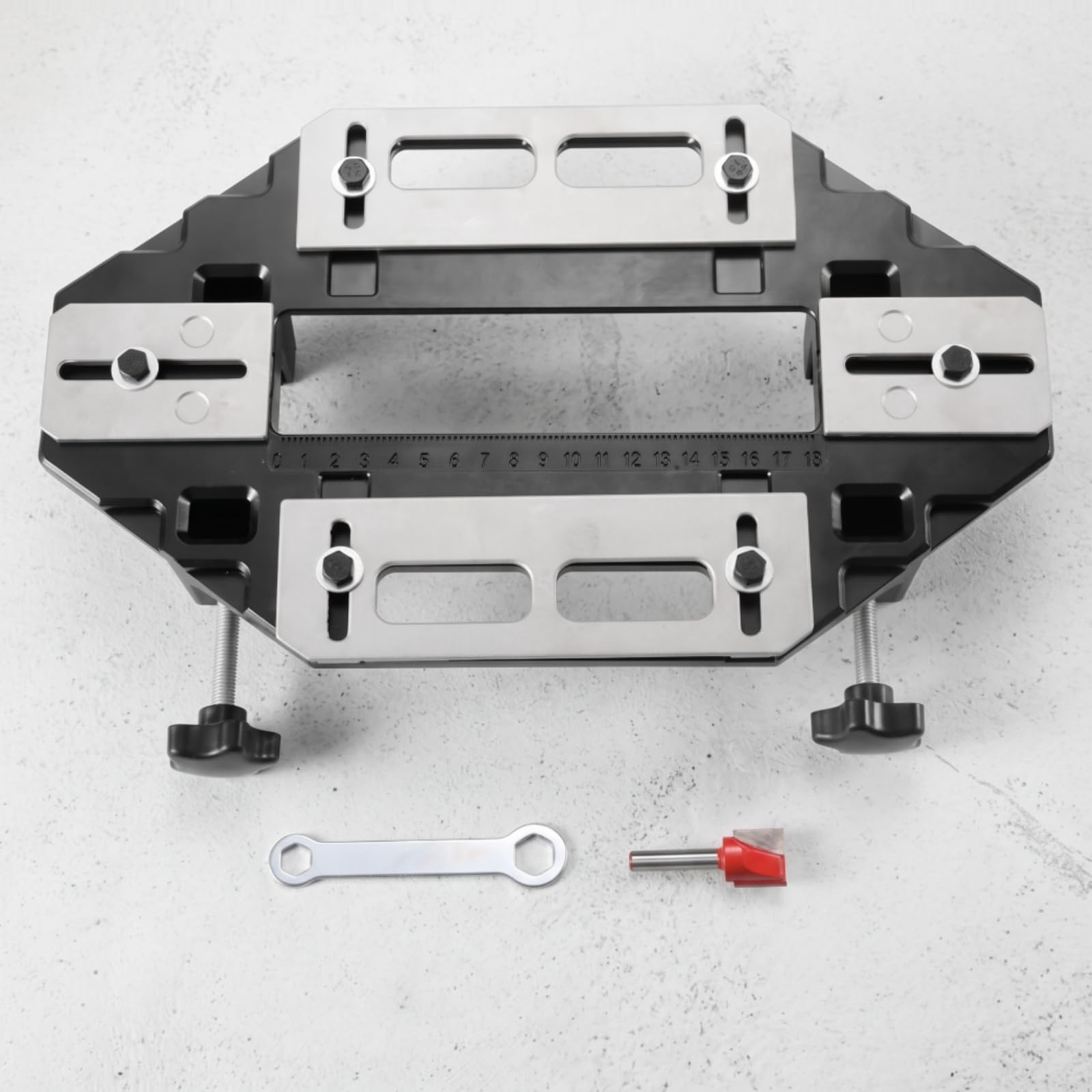 Cinceladora de Bisagras para Puertas Plantilla de Mortajas Ajustable con Regla Incorporada Compatibilidad Ranura 18 Cm Cuerpo Negro Placas de Sujeción