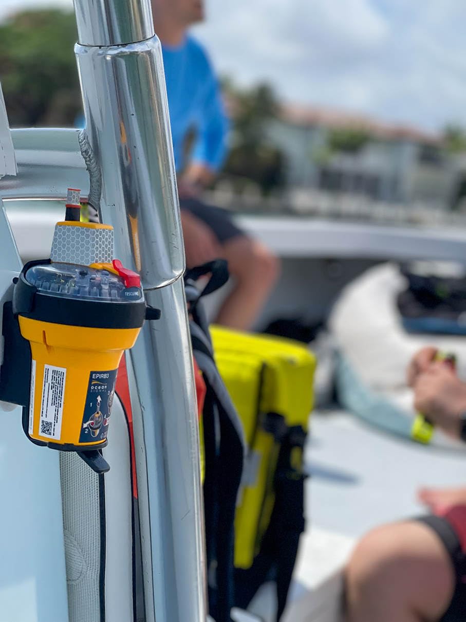 Ocean Signal EPIRB3 | Manuelles Notsignal Cat 2 | 406MHz | Posicionamiento GPS | Integración AIS | SPI | 10 años Batterielebensdauer | Aguas Termales | Paquete Compacto
