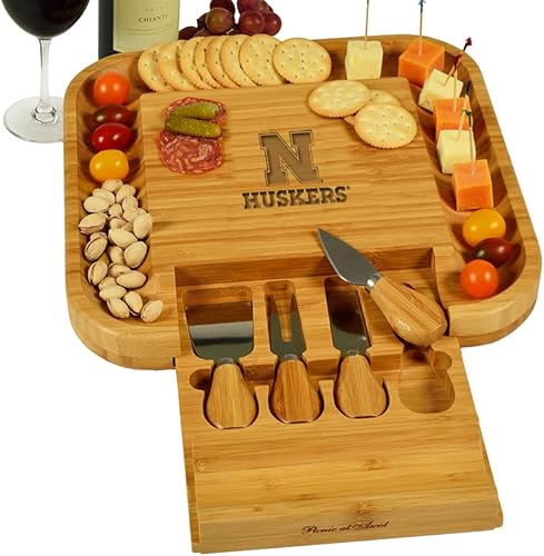 NCAA Alabama Crimson Tide - Tabla de quesocharcutería con licencia oficial de bambú con juego de cuchillos y marcadores de queso por Picnic at Ascot