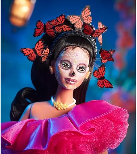 Miniatura 5 de Barbie Muñeca de moda exclusiva, 2023 Dia de Muertos coleccionable con vestido rosa con volantes y sosteniendo pequeño Ofrenda, incluye soporte para