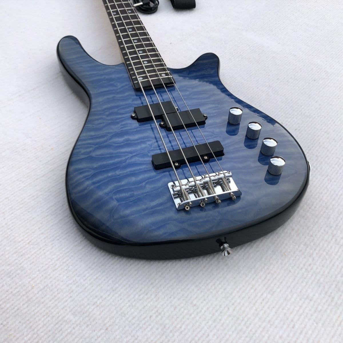 Bajo eléctrico de 4 cuerdas, 24 trastes, pastillas de tamaño completo, cuerpo de tilo macizo Blue Tiger Flame Burst for principiantes.