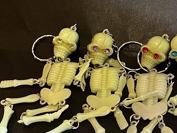 Amazon.co.jp: 昭和 レトロ 夜光 ガイコツ キーホルダー 4点