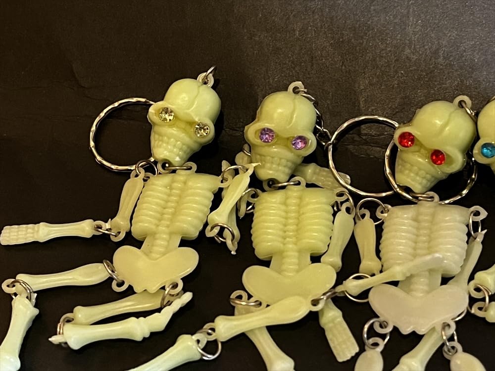 Amazon.co.jp: 昭和 レトロ 夜光 ガイコツ キーホルダー 4点 駄菓子屋