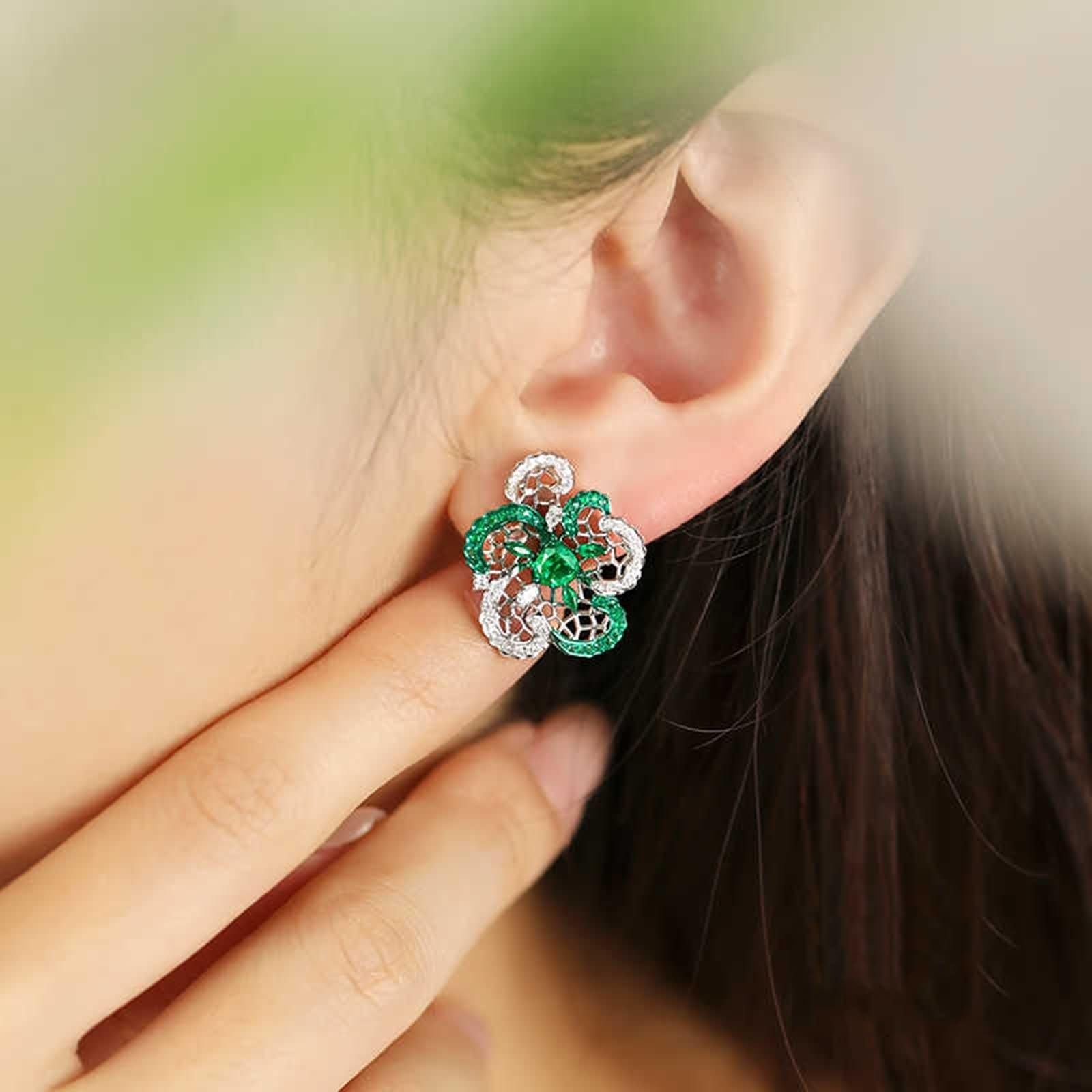 Juego de pendientes únicos para mujer, diseño de flor hueca de plata con esmeralda verde de 0,63 quilates, oro blanco de 9 quilates