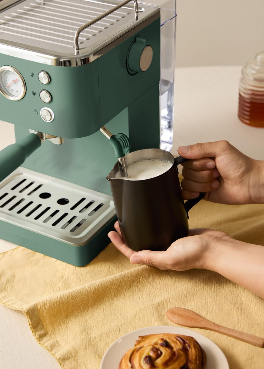 CREATE / THERA CLASSIC COLD BREW/Cafetera express verde sage/Función café frío, depósito 1,5L, brazo vaporizador, doble salida, semiautomática, café molido y monodosis ESE 55mm manómetro, 1350W