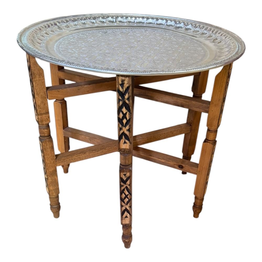 Tavolino marocchino con base in legno di cedro intagliato pieghevole e piano in alluminio cesellato a mano. Interamente fatto a mano,57x51cm