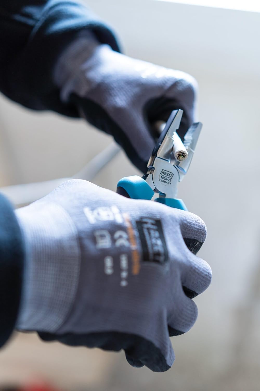 Alicates combinados HAZET 1850-22 I Filos de corte endurecidos por inducción (dureza: 60 HRC) I Mango ergonómico de 2 componentes I Para cortar materiales con precisión