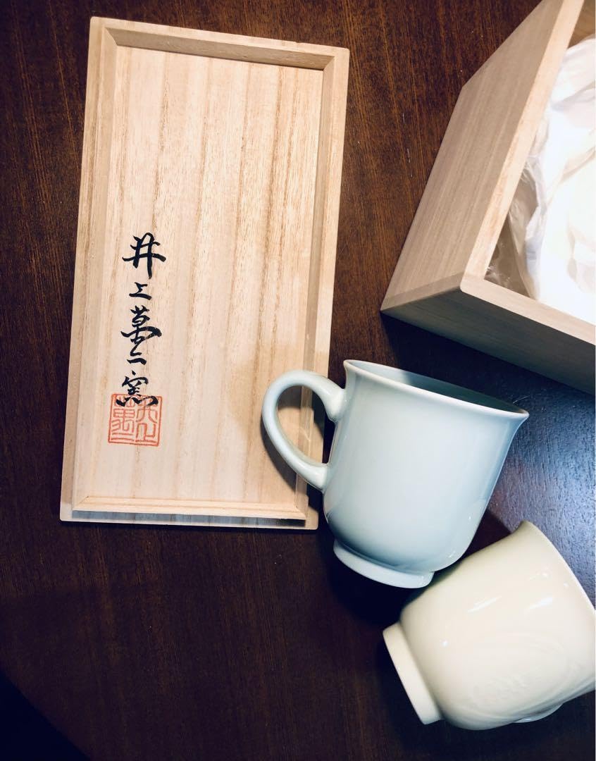 Amazon.co.jp: 井上萬二 人間国宝 麦彫文モーニングカップ 青白磁 黄釉  