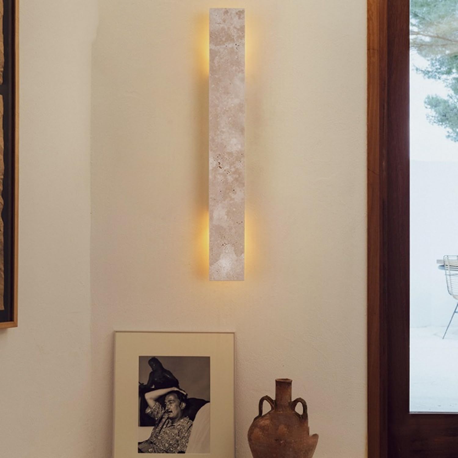 Lampada da parete rettangolare in pietra di travertino in a luce calda