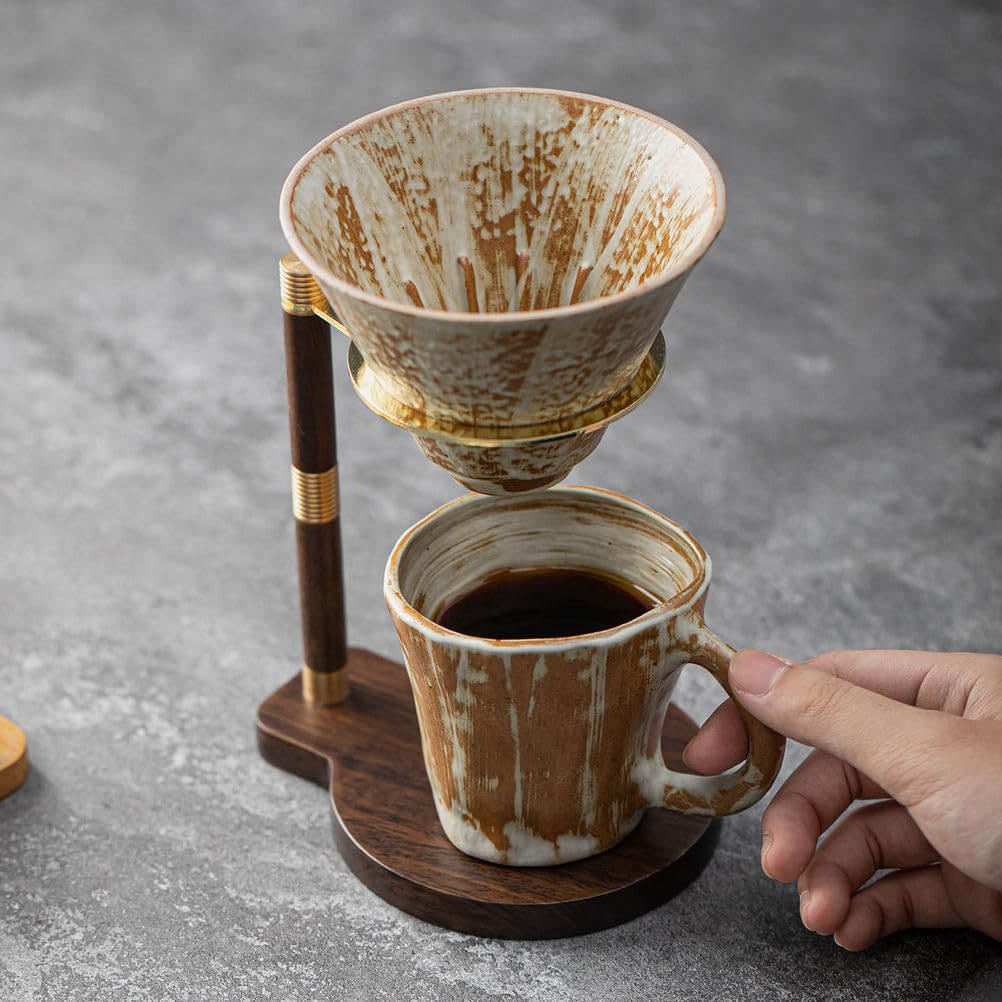 Zestaw do kawy przelewowej - ceramiczny dripper i kubek ze stojakiem z drewna | Szkliwo ceramiczne rzemieślnicze, stojak z litego drewna, złote akcenty