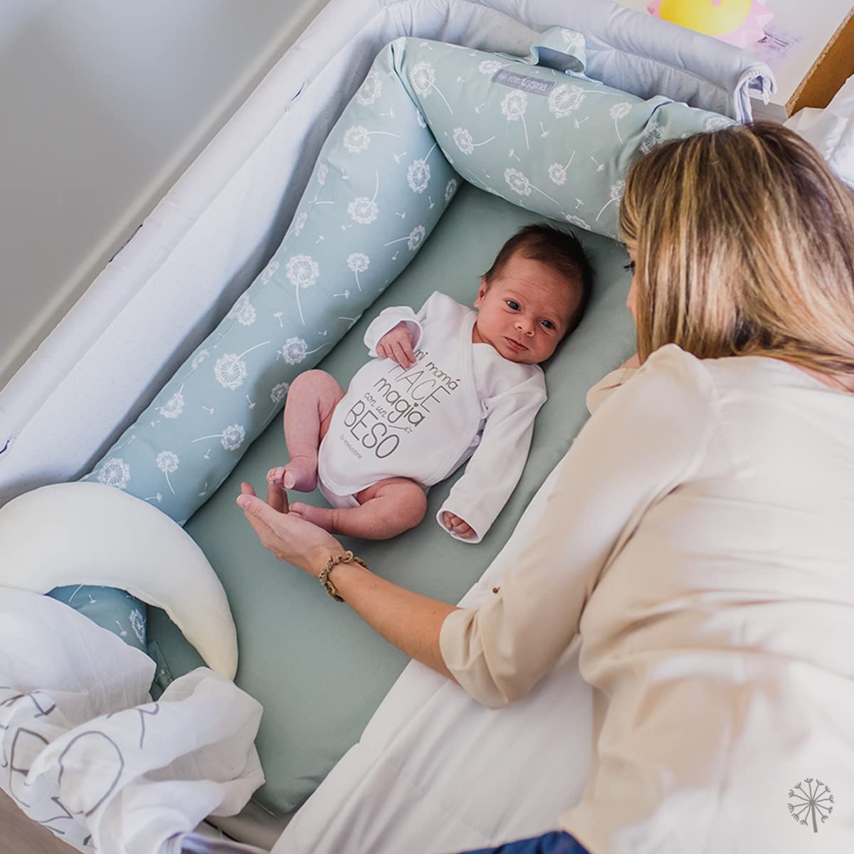 MIMUSELINA | Cuco Nest Reductor de Cuna Bebe - Cama Nido Bebe Recien Nacido Desenfundable y Impermeable - Cuna Nido Portátil Colecho, Chichonera, Cojín de Lactancia, 85x52 cm (Diente León Menta)