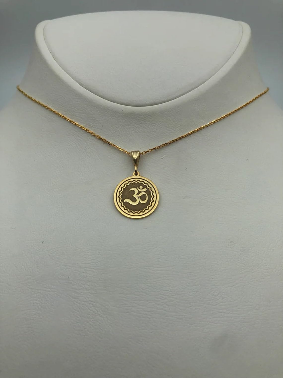 LKBEADS Collana in argento sterling 925 da 22 mm | catena da 18 pollici | ciondolo inciso om per meditazione yoga amante om minimalista spirituale minuscolo donna | placcatura in oro | L_01824