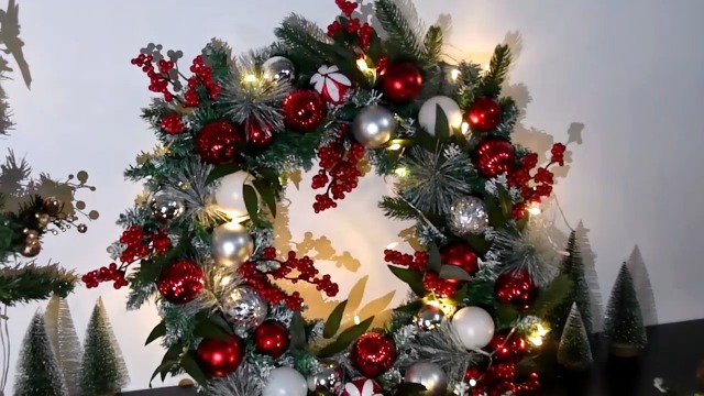 　Decorated Christmas Wreath Amazon.com: Christmas Wreath with 50LED Lights with Timer