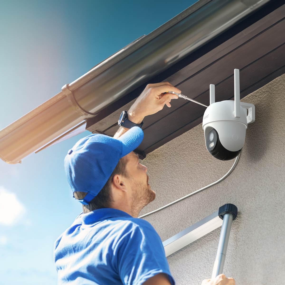 ARENTI OP1 4 MP Dualband WLAN Dome kamera do monitoringu z funkcją obrotu i pochylenia, automatycznym śledzeniem i podwójnym systemem alarmowym