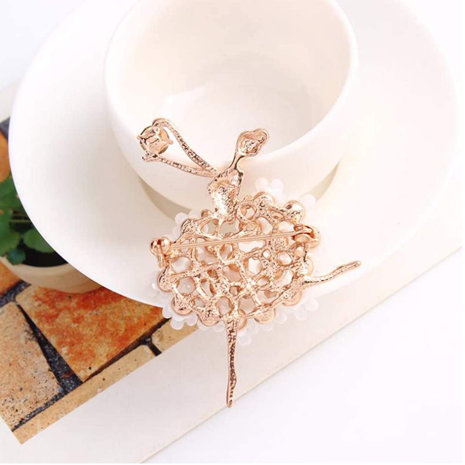 Spilla con strass a forma di ballerina, accessorio elegante per