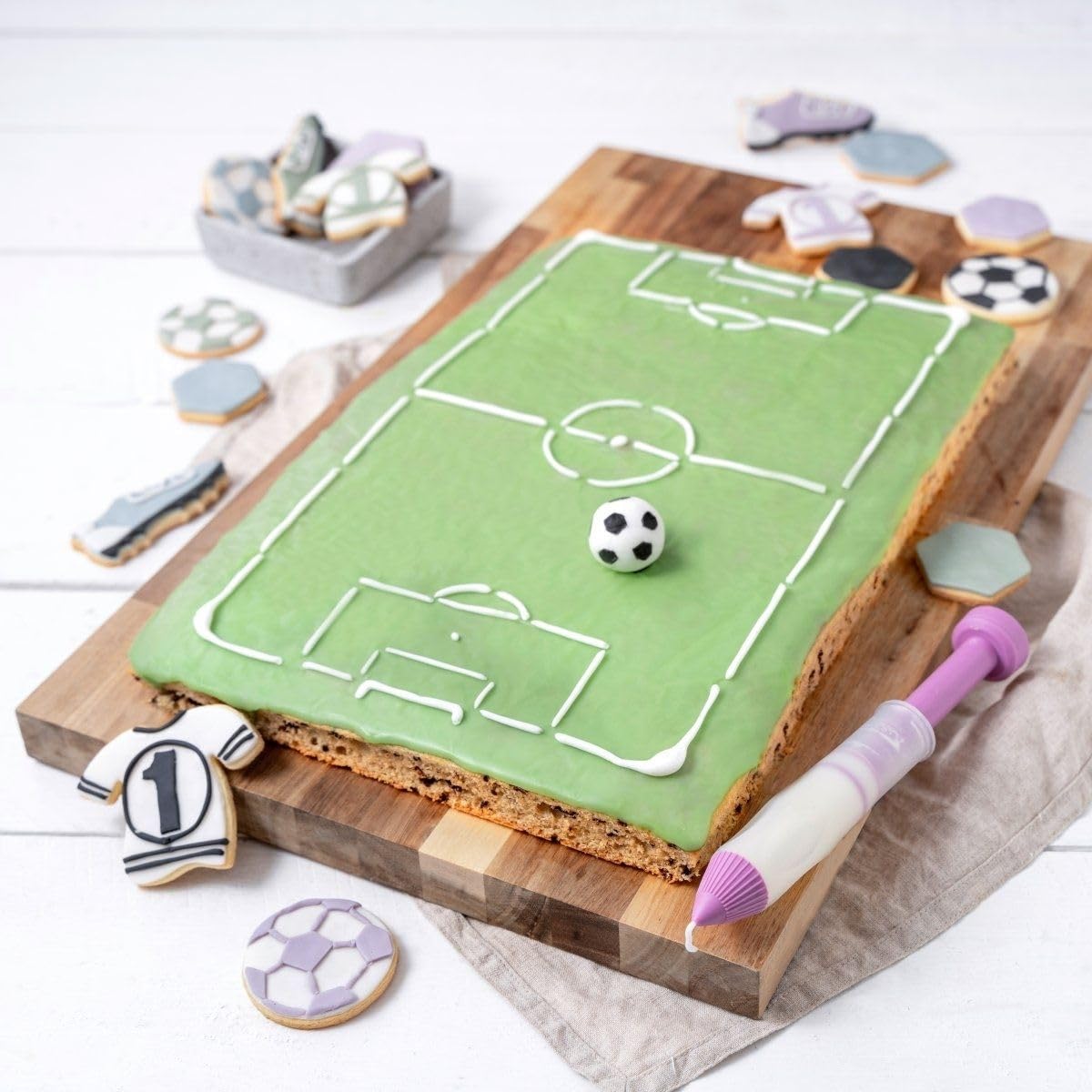 Zenker 62290 Plaque de four avec pochoir pour gâteau terrain de foot, moule à gâteau terrain de football avec pochoir, Acier, 42 x 29 cm