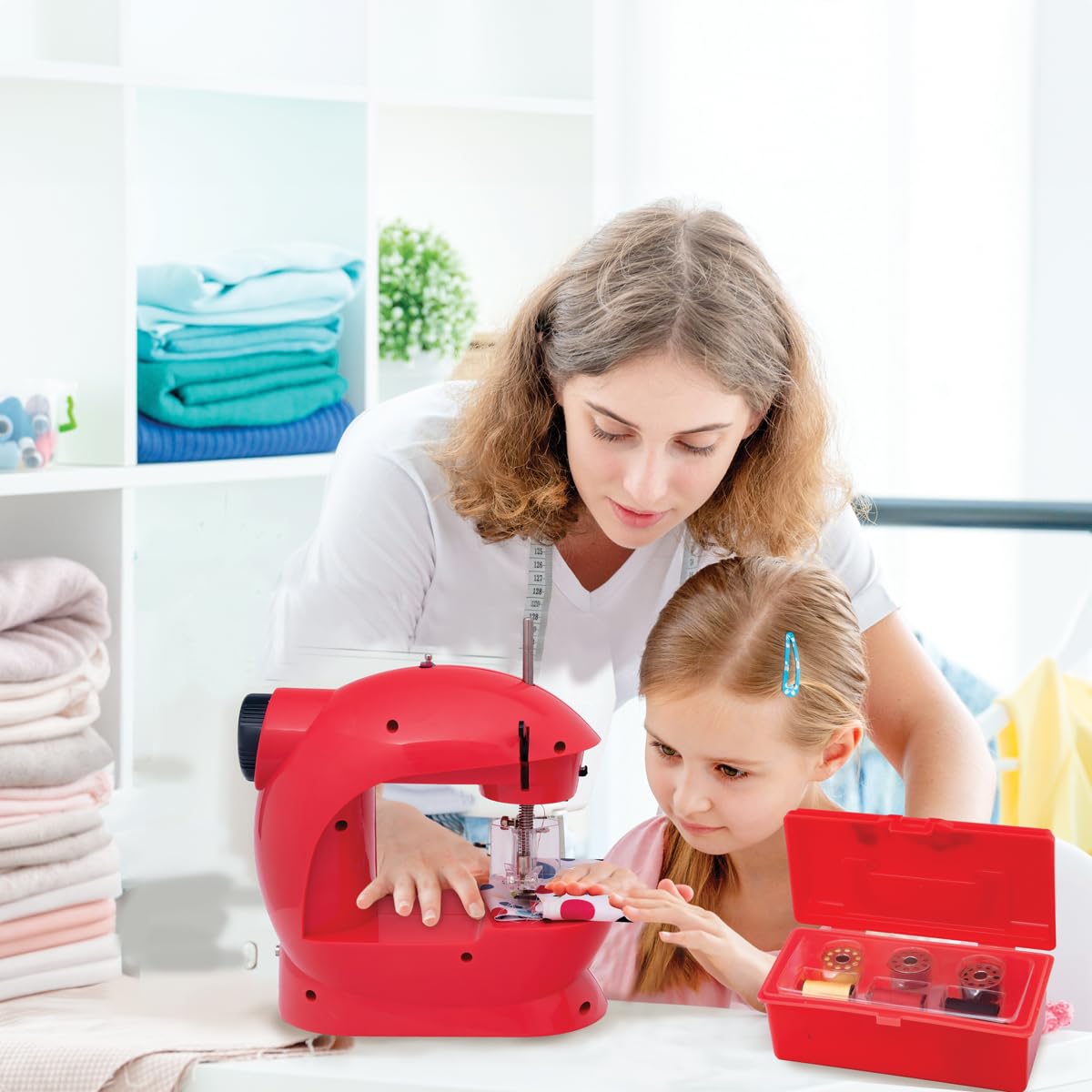 Lexibook Miraculous, Macchina da Cucire con Accessori, Luce e Pedale, Gioco d'imitazione per Ragazze, Gioco di Moda Fashion Design, SW100MILXB