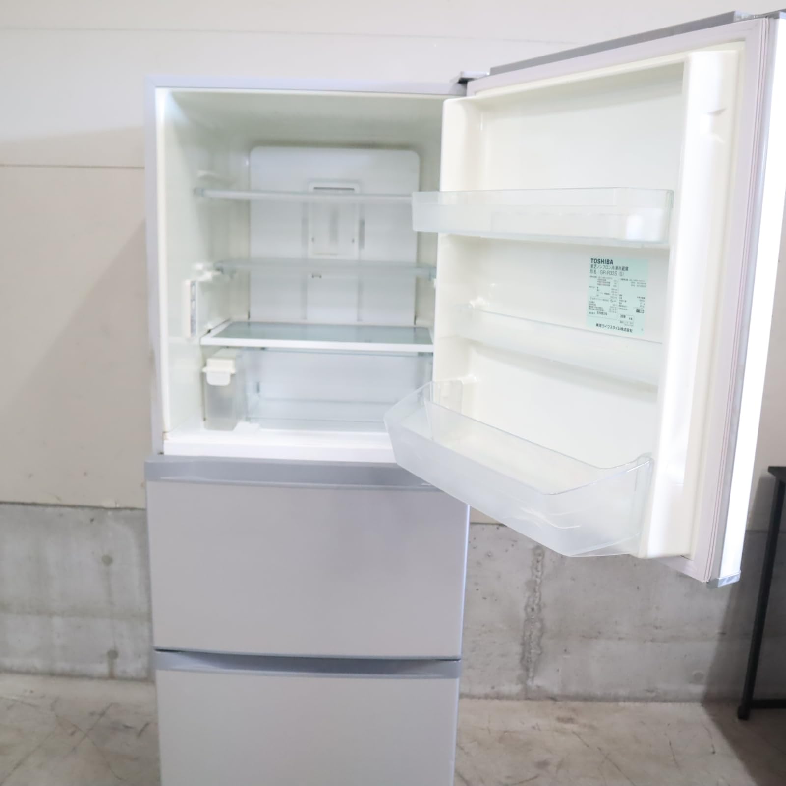 ■東芝 3ドア冷凍冷蔵庫 330L 2018年製■TOSHIBA VEGETA GR-M33S 自動製氷機能付 真ん中野菜室■3ドア冷蔵庫 2～3人用 中型冷蔵庫 Amazon.co.jp: 東芝 VEGETA 3ドア冷蔵庫 (330L・右開き) シルバー GR