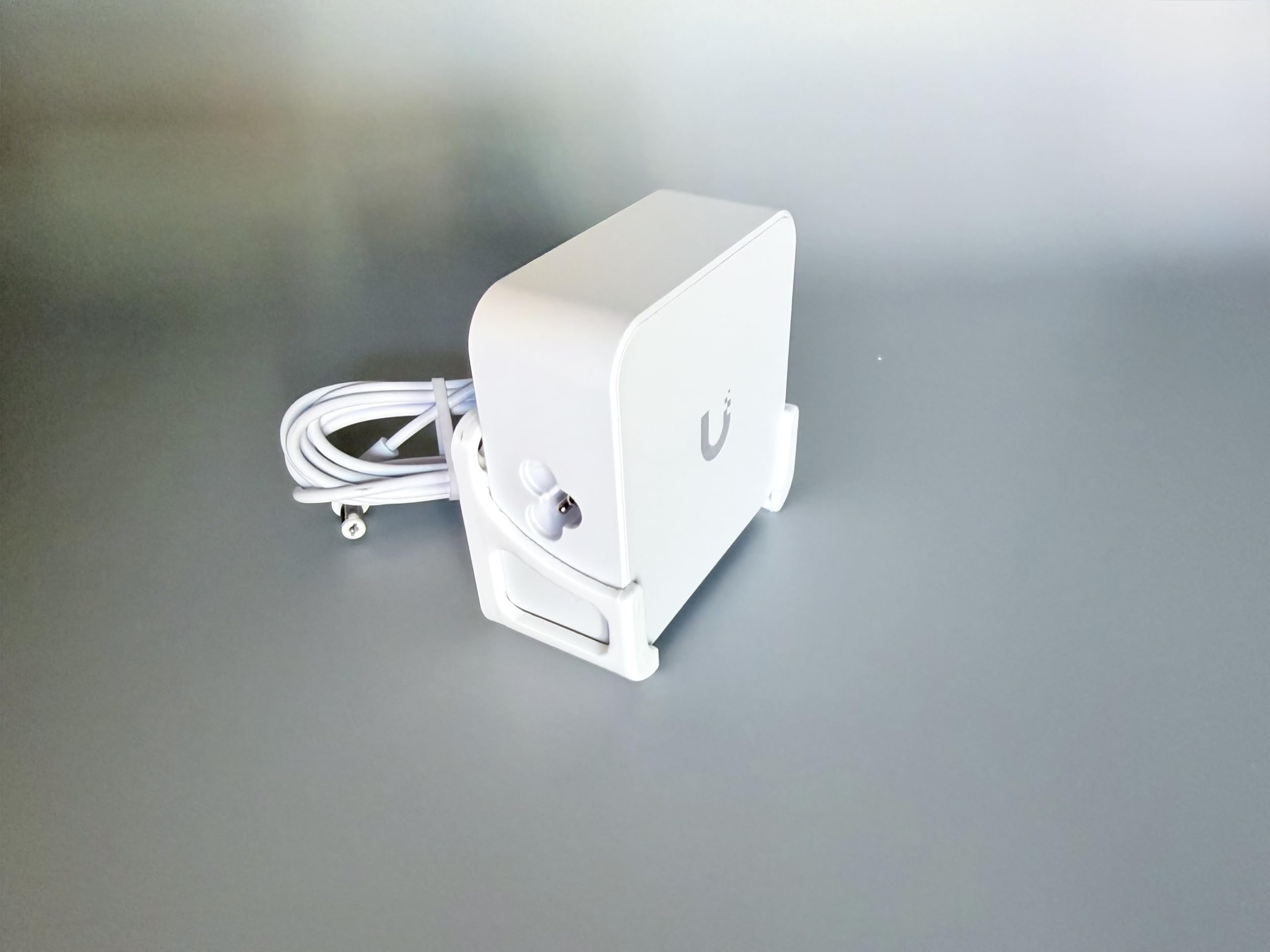 Netzteil-Halter für Ubiquiti UniFi Cloud Gateway Fiber (UCG-Fiber/UXG-Fiber) – Wandmontage & Tischunterseite, inkl. Befestigungsmaterial