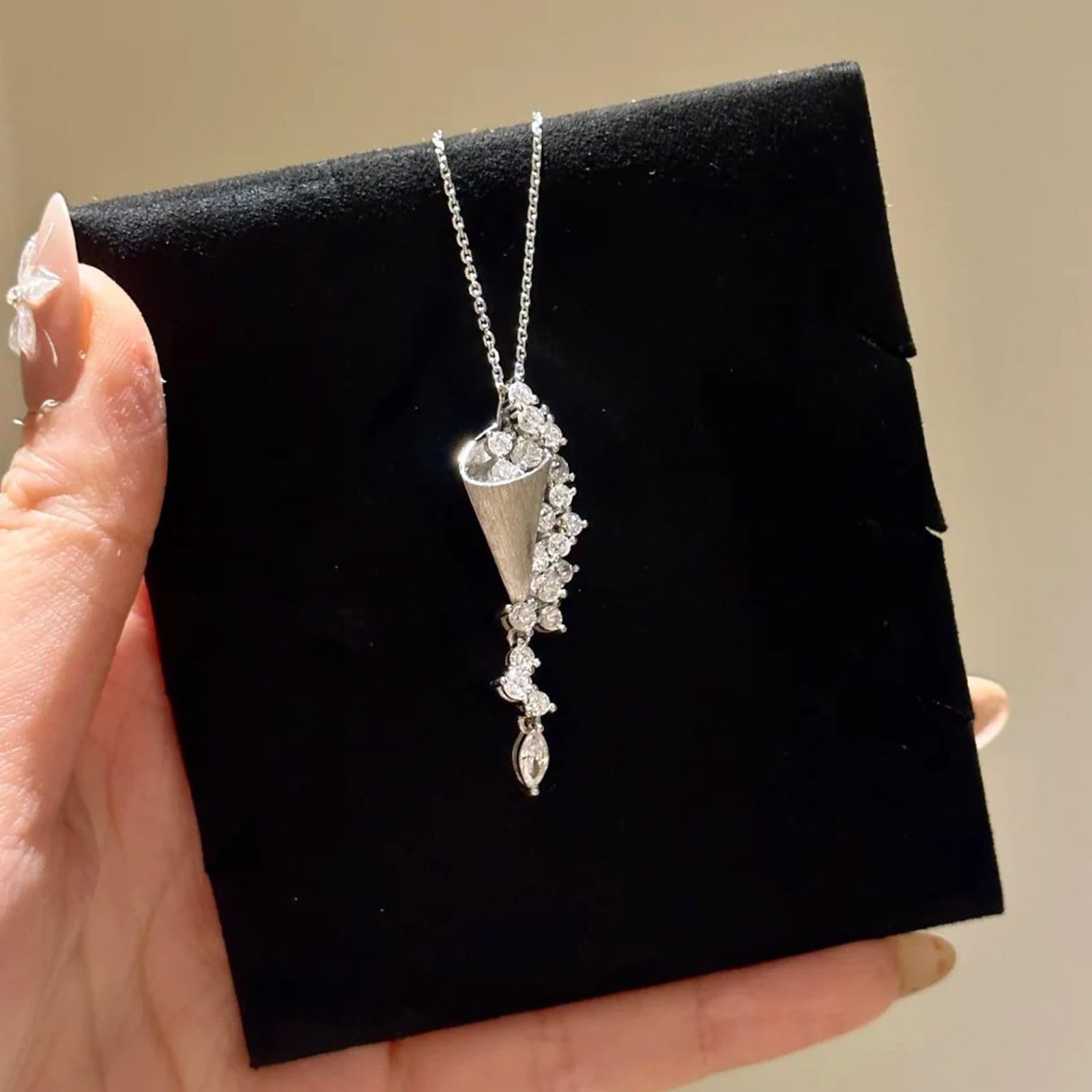 Bella collana con ciondolo a forma di imbuto intricata e accento creativo regalo alla moda per collana di compleanno a forma di stella