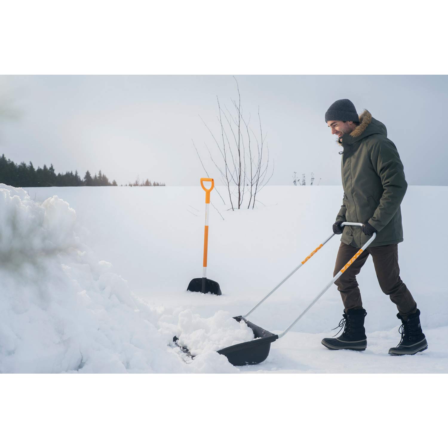 Fiskars Traîneau à neige, Largeur: 74 cm, Tête en plastique/Manche en aluminium, Noir/Orange, SnowXpert, 1003470