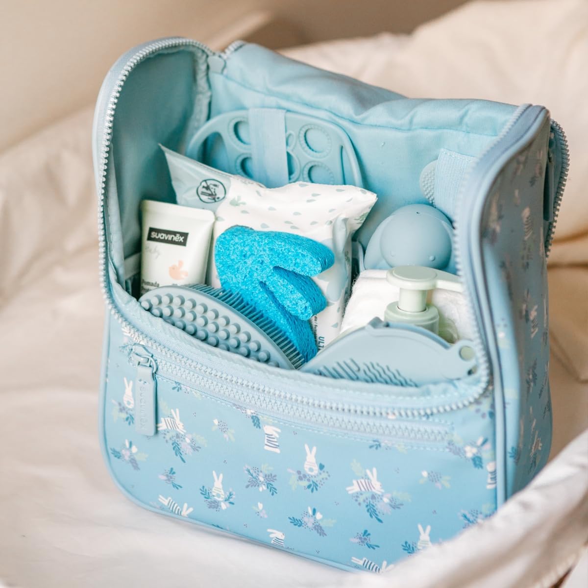 Suavinex, Kit Baño Bebé con Neceser, Set Higiene Recién Nacido, Azul | Con: Esponja + Cepillos + Guante Baño + Pompero + Juguete. Con Bolsillos, Cremalleras, Espejo y Colgador, Gran Capacidad