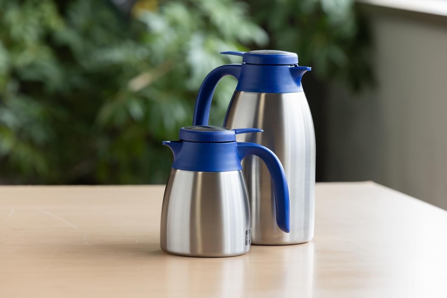 Service Ideas FCC06SSBLU Flow Control Carafe, Vacuum Insulated, 0.6 Liter (20 Ounces), Blue