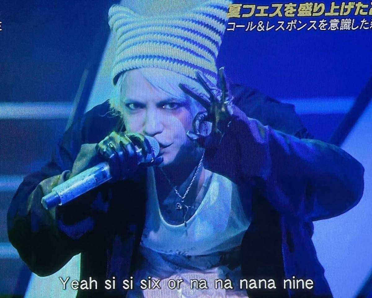 HYDE2025年黒ミサ　ニット帽　白 Amazon.co.jp: HYDE 着用スタイル ネコ耳ニット帽 ボーダー 白×黒 6or9