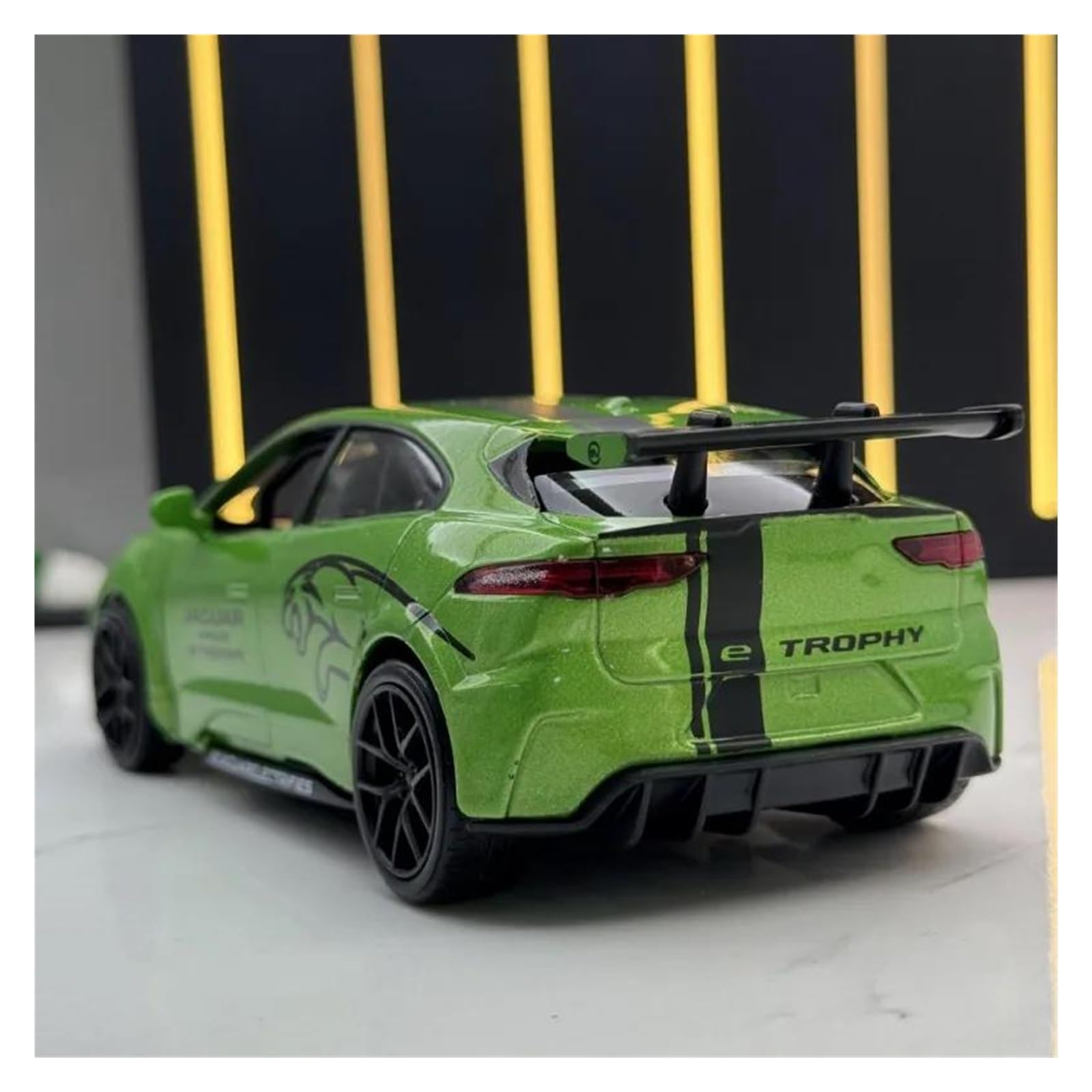 Veicoli a Motore in Scala 1:32 for La Simulazione for Juguar I-Pace Modello di Auto in Lega Statica Modello in Metallo Decorazione for Casa Ornamenti Modello di Auto Replica(Yellow)