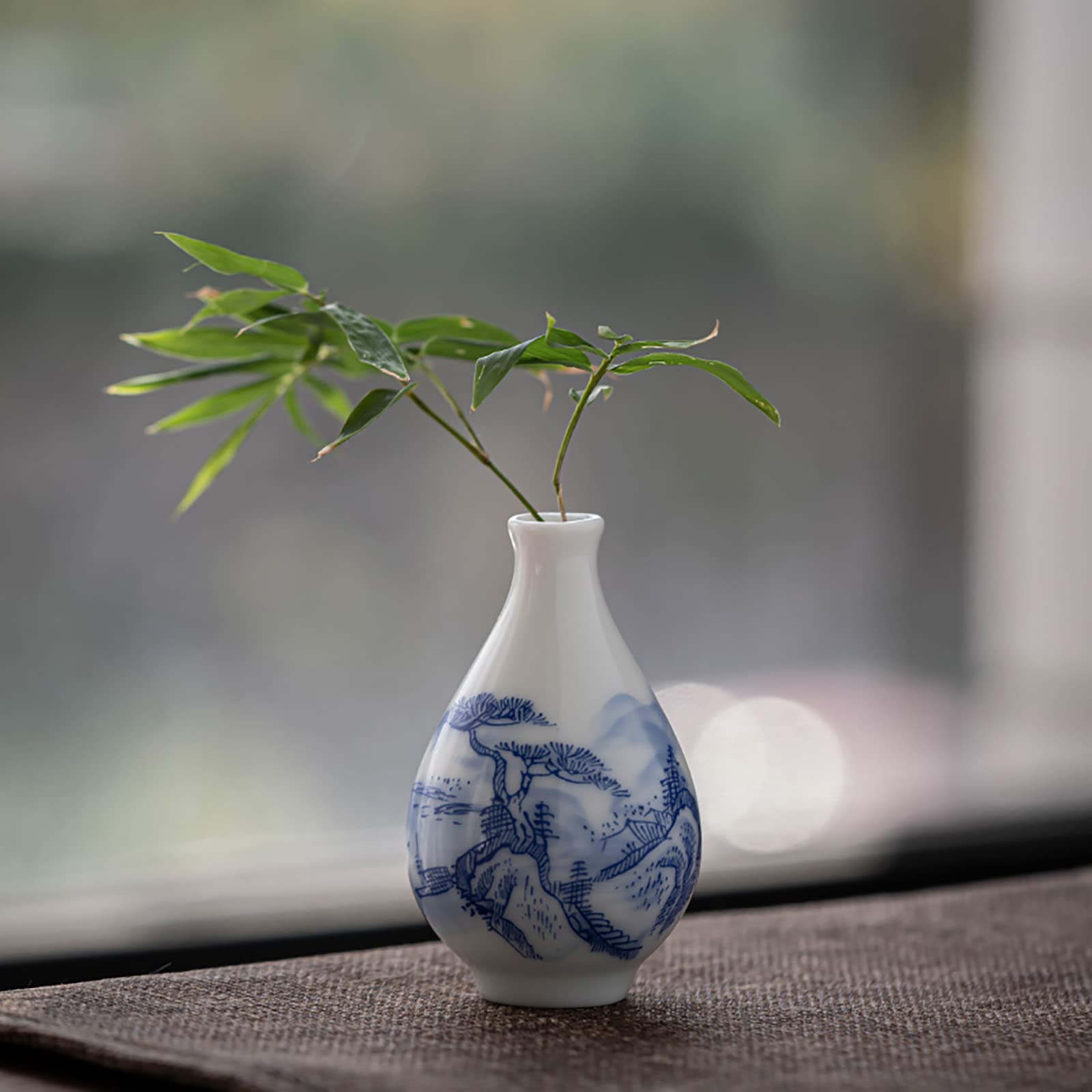 Vase miniature porcelaine chinoise 6.9cm peint main bleu blanc décor asiatique