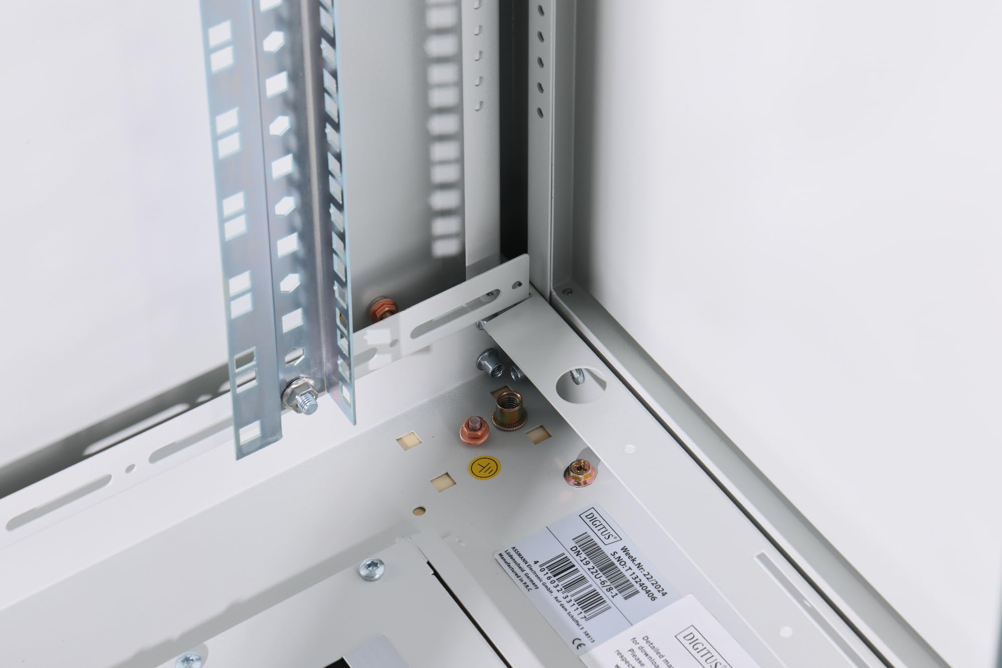 DIGITUS Armadio di rete – Rack da 19 pollici – 22U – 60x80 cm – Profondità utile 74,3 cm – Portata 1200 kg – Autoportante – Porta in vetro – Grado di protezione IP20 – Serie Unique – Grigio