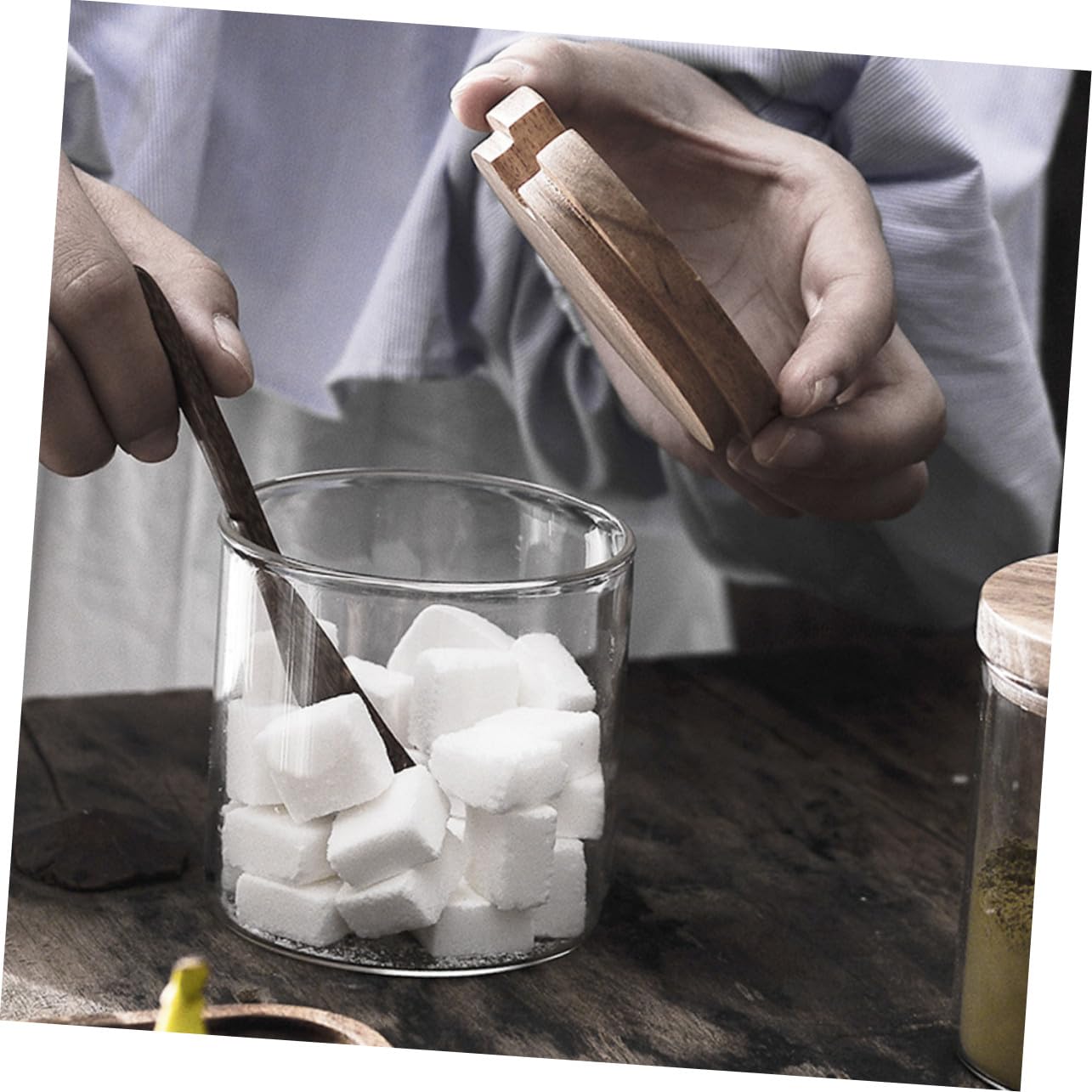 SHINEOFI Glas Gewürzglas mit Holzdeckel Löffel und Tablett Klare Aufbewahrungsgläser für Küche Multifunktionale Gewürzdosen für Salz Zucker und Gewürze Stilvolles Küchenzubehör