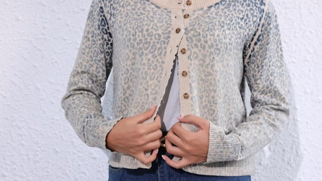 カーディガン Bibiy "B" LEOPARD CARDIGAN (BROWN) Leopard meets denim 🫱🏾‍🫲🏿. The leopard cardigan and the A-Line