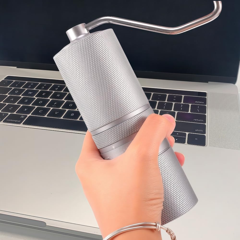 Amazon | コーヒーミル 手動 臼式 ステンレス製の刃 容量25グラム 粗さ調整可能 軽量 コンパクト 省力性 持ち運びタイプ ミルミキサー  掃除ブラシ付 簡単に分解できるのでお手入れ簡単（ブラック） | R.A.N | 手挽きコーヒーミル コーヒーミル 手動 階粗さ調整可能 軽量 省力性 携帯 お手入れ簡単 ステンレス製コーヒーミル 外部規制 7つ星スチールコア+収納バ