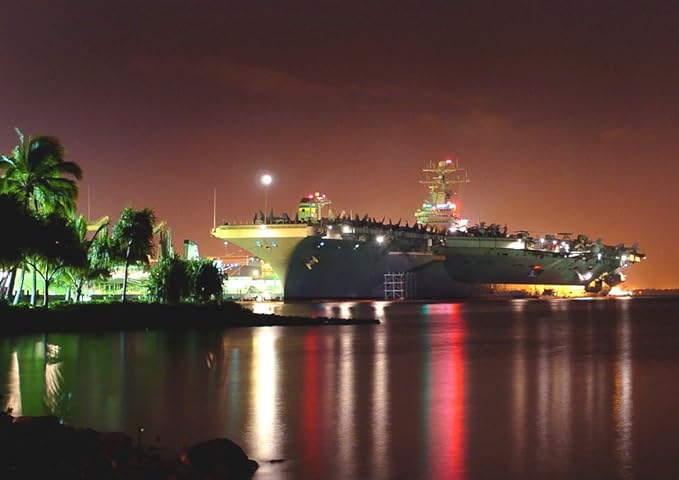 Amazon Co Jp 絵画風 壁紙ポスター はがせるシール式 空母 ロナルド レーガン Uss 夜景 真珠湾 ハワイ アメリカ 海軍 ミリタリー キャラクロ Unac 010a2 版 594mm 4mm 建築用壁紙 耐候性塗料 ホーム キッチン