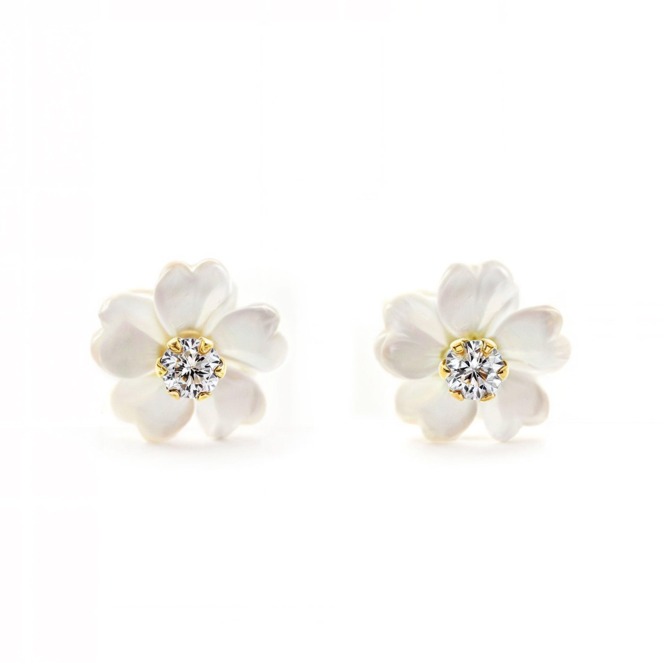 Orecchini In Oro 18K Con Madreperla Naturale E Centro Oro - Modello Fiore, Misura 6,5 Mm, Chiusura A Pressione, Anallergici