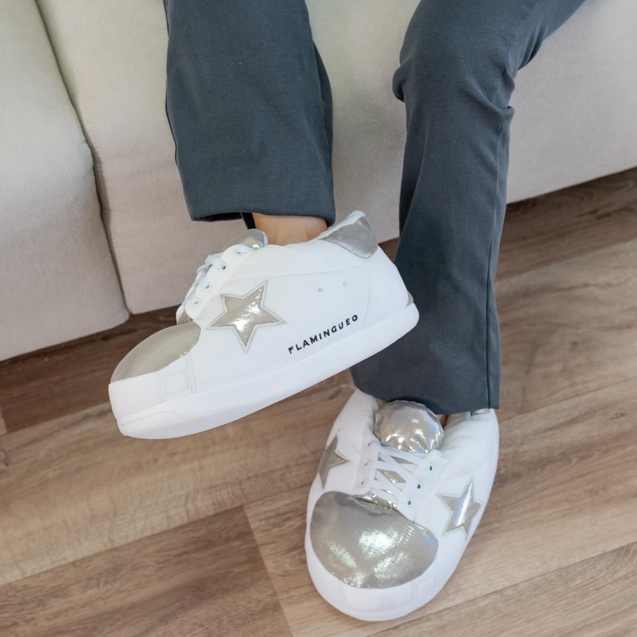 Flamingueo Chausson Sneakers - Chausson Homme, Pantoufle Femme Hiver, Chausson Drole, Unisex, Pantoufle Homme, Cadeau Original, Taille Unique