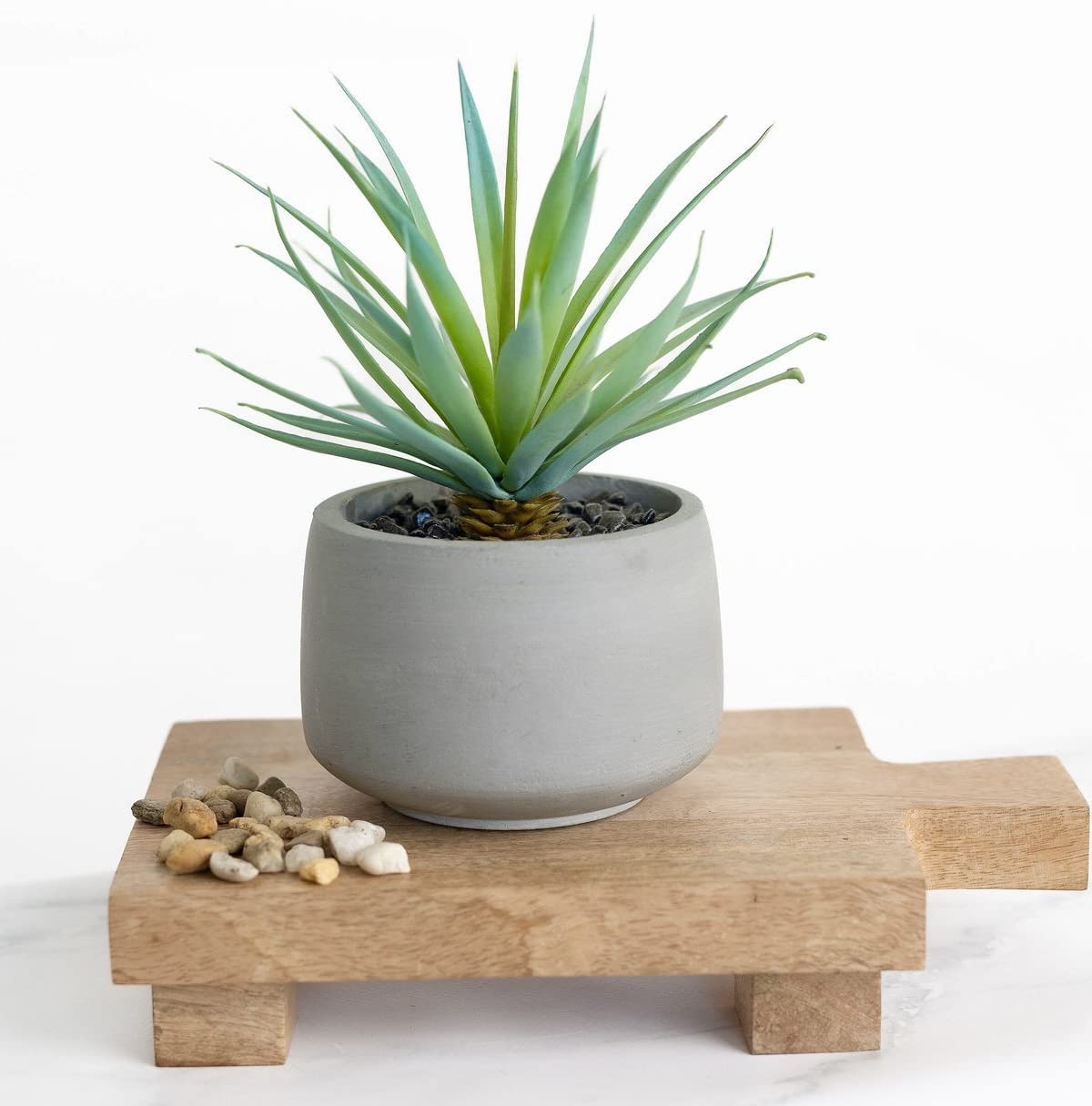 Kurrajong Farmhouse Gorgeous Life Like 8"x 4.5" Green Artificial Sword Grass Plant with Pale Gray Pot, Set in Black Pebbles, feaux Plant in Pot, Faux Plant in Pot