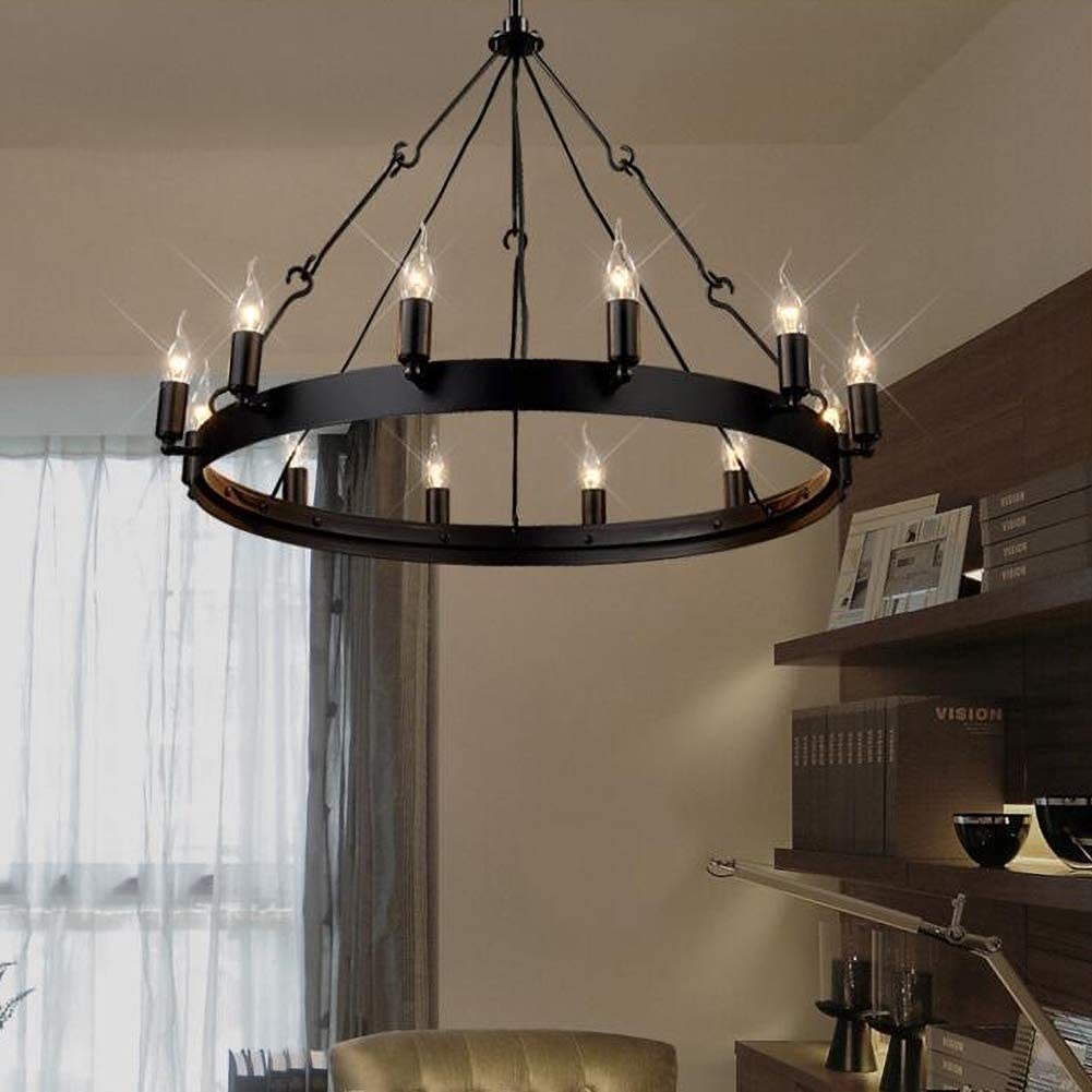 Lustre industriel vintage pour illuminer efficacement les grands salons sombres à haut plafond