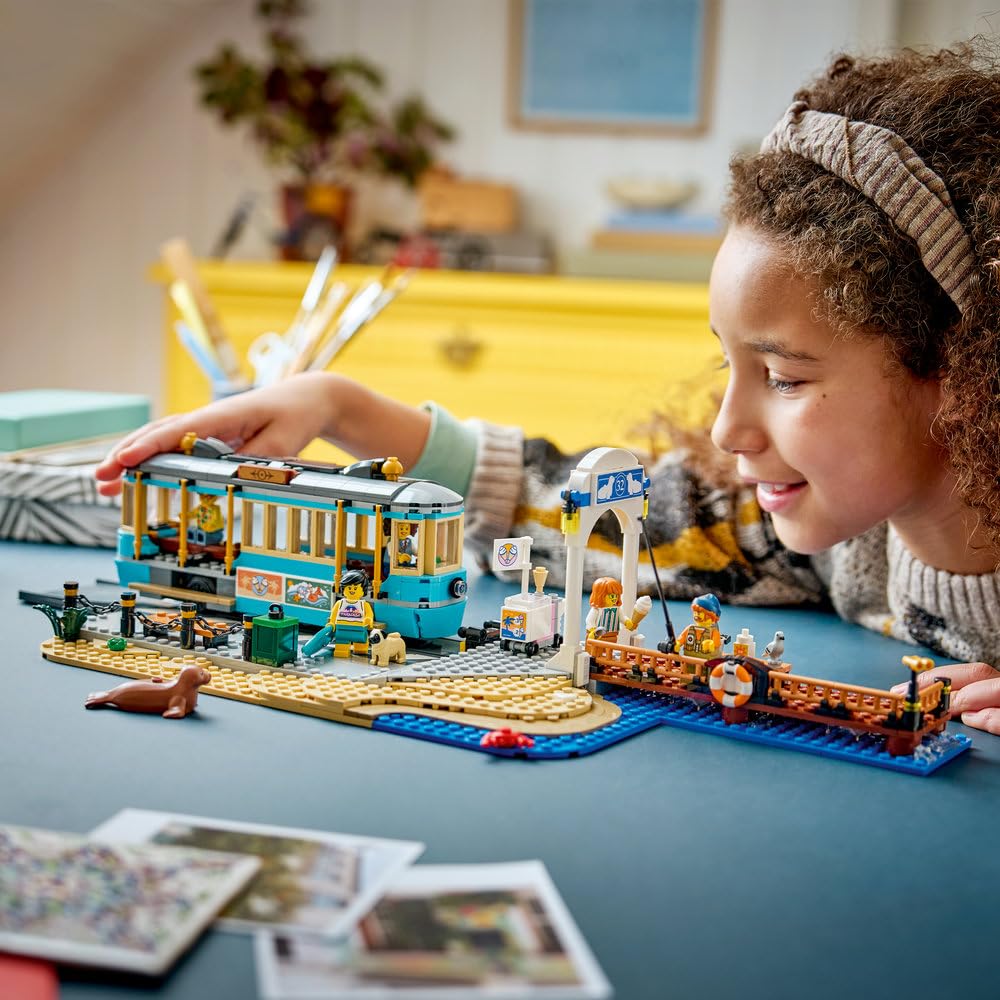 LEGO City Tramwaj przy plaży, zabawka konstrukcyjna, pociąg dla dzieci, 5 minifigurek i figurki zwierząt, prezent dla chłopca lub dziewczynki w wieku od 7 lat 60506